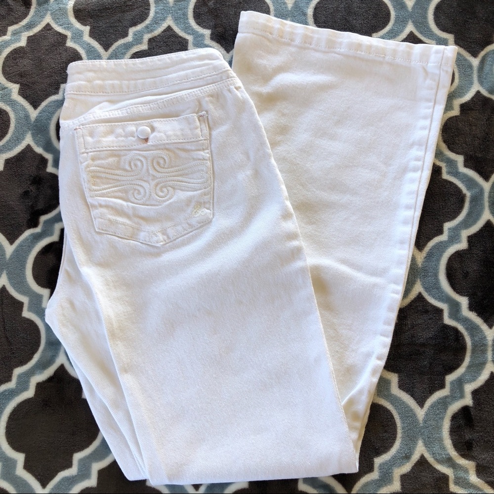 Embroidered pocket quiet luxury white jeans (NWOT)